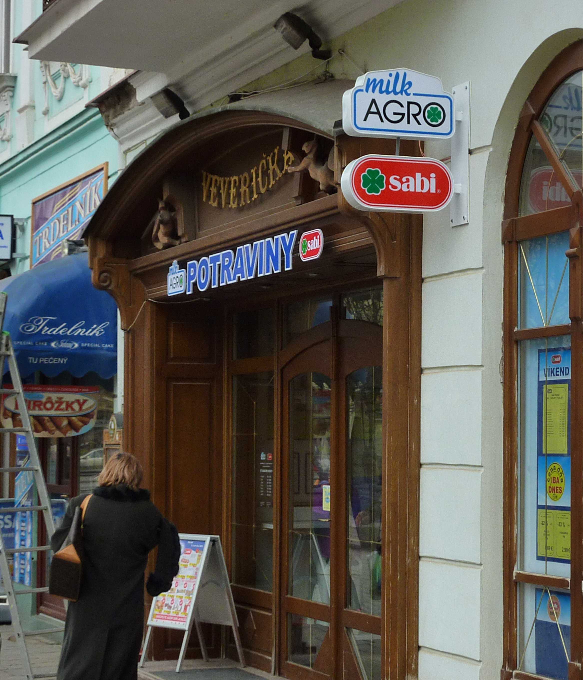 Nápis s logami - svetelné výstrčky - chodníkové áčko -  Milk-Agro  (Košice)