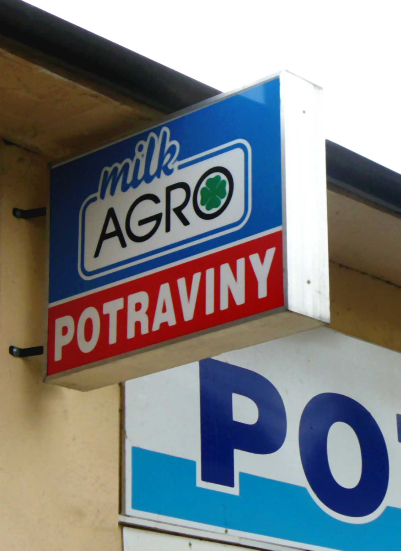 Svetelná kazeta s logom a nápisom Potraviny